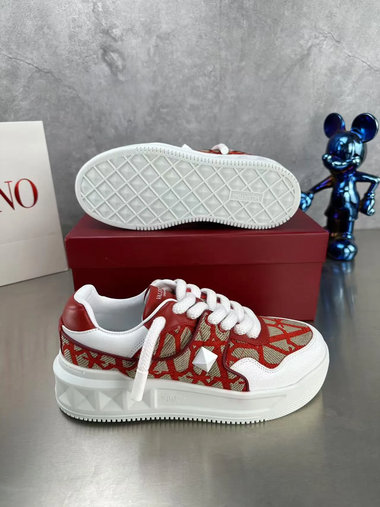 👟👟Ex-factory price 640👟👟 🔺Valentino🔺Valentino new casual shoes 2023 latest model hot style for catwalk couples, thick shoelaces, the same style as Elsa Hosk, Zhang Yixing, Guan Xiaotong and many other stars 🔥 Top version + lasting process, full oil edge on the upper. Fabric: Customized cowhide + cowhide lining with breathable mesh. Outsole: original molded TPU thickened outsole. Size for women is 35-40. Men’s size is 39-45.